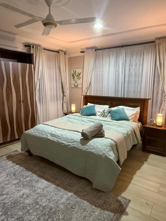 Ένα ή περισσότερα κρεβάτια σε δωμάτιο στο 2Y2 Homes- Your Home from Home