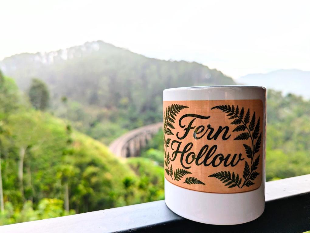 eine Kaffeetasse mit der Aufschrift „Fern folgen“ in der Unterkunft Fern Hollow in Ella