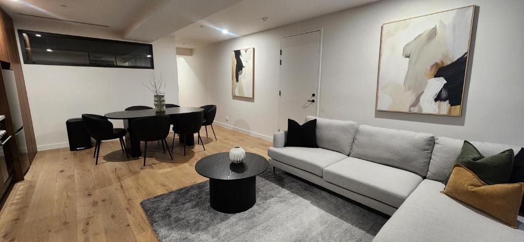 uma sala de estar com um sofá e uma mesa em Absolute Collins Apartments em Melbourne