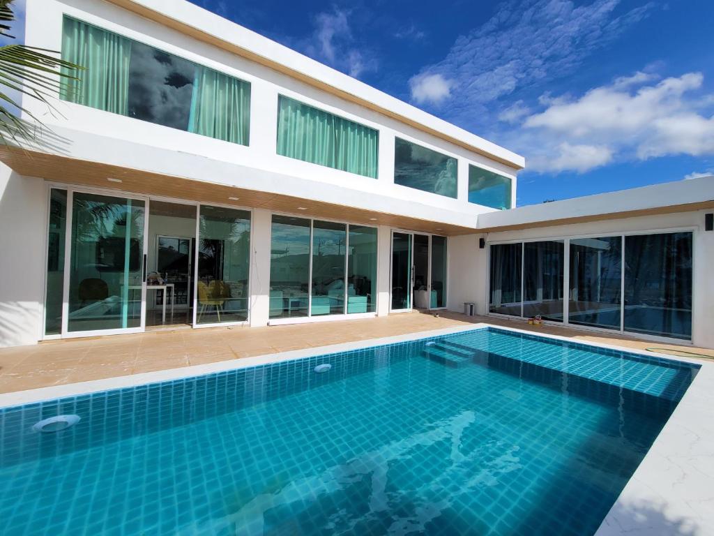 un'immagine di una casa con piscina di The wide pool villa trat a Ban Nong Wiwat