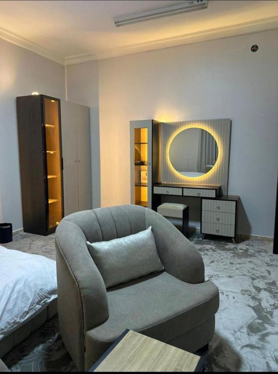 un soggiorno con un divano e uno specchio di عقارات سام-Sam Rental a Medina