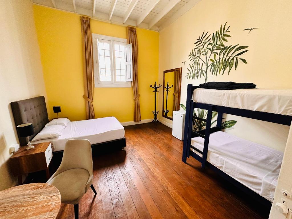 リマにあるAncestral Lima Downtownの二段ベッド2台とテーブルのある部屋