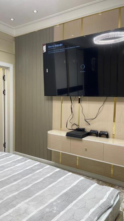 ドゥシャンベにあるАшанの壁にテレビがある部屋