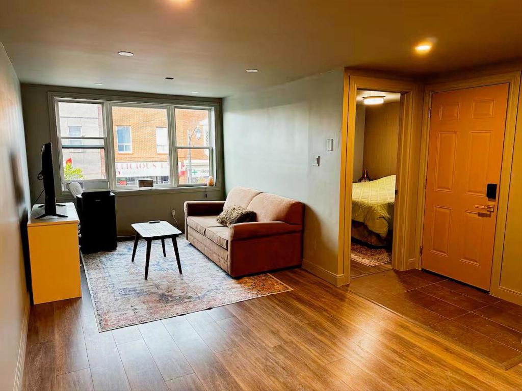 BeamsvilleKing Bed Queen Pull Out Beamsville Modern Rustic Suite的带沙发和床的客厅