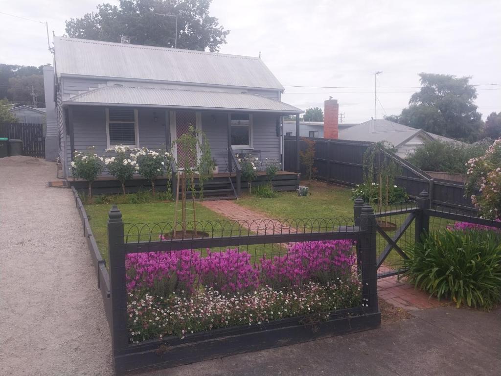 Zahrada ubytování Lavender Cottage - Cute, Cosy & Pet Friendly