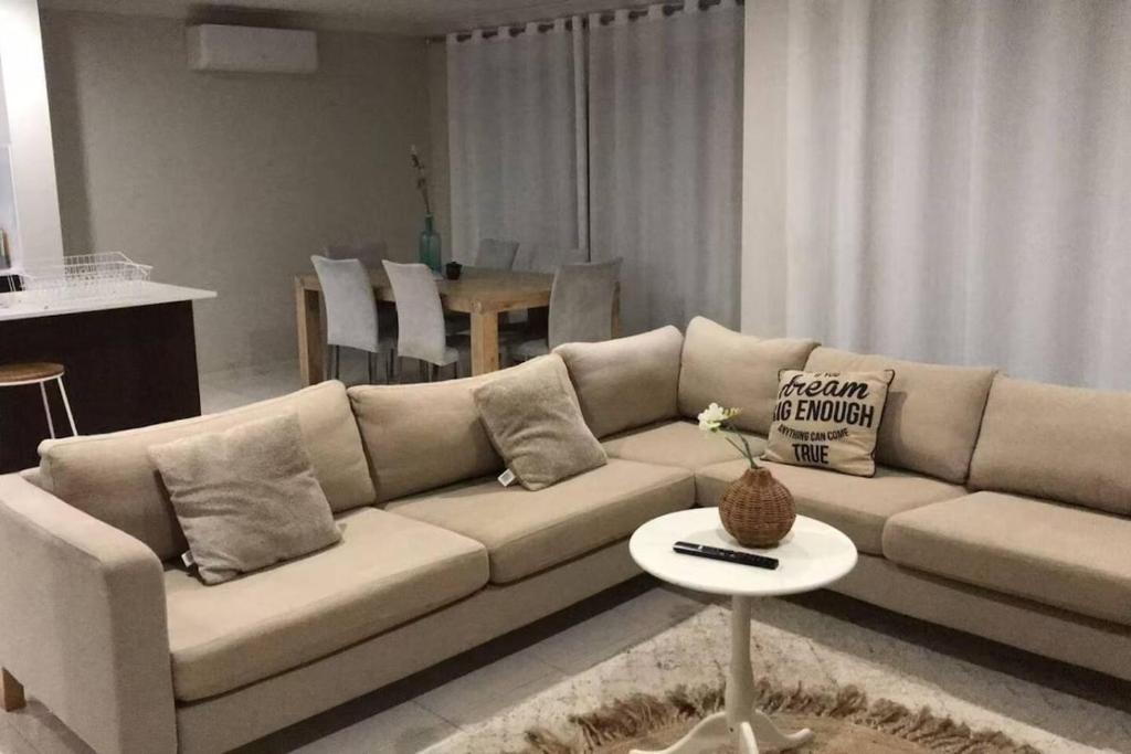 Geelong 3 Bedroom Lovely House في Hamlyn Heights: غرفة معيشة بها أريكة وطاولة