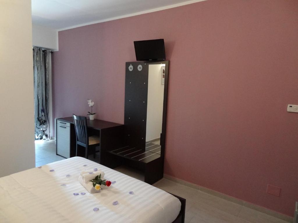 Camera con letto, specchio e scrivania. di Affittacamere Rooms Di Matteo a San Paolo di Iesi