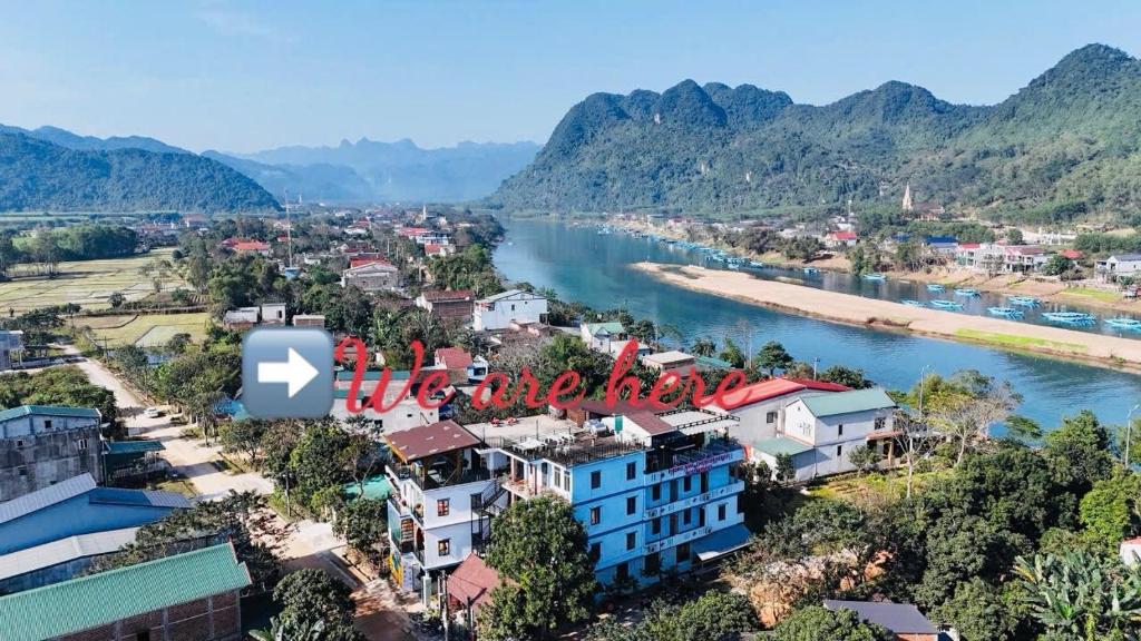 una ciudad con un río y montañas en el fondo en Green Riverside Cosy Home 2, en Bố Trạch
