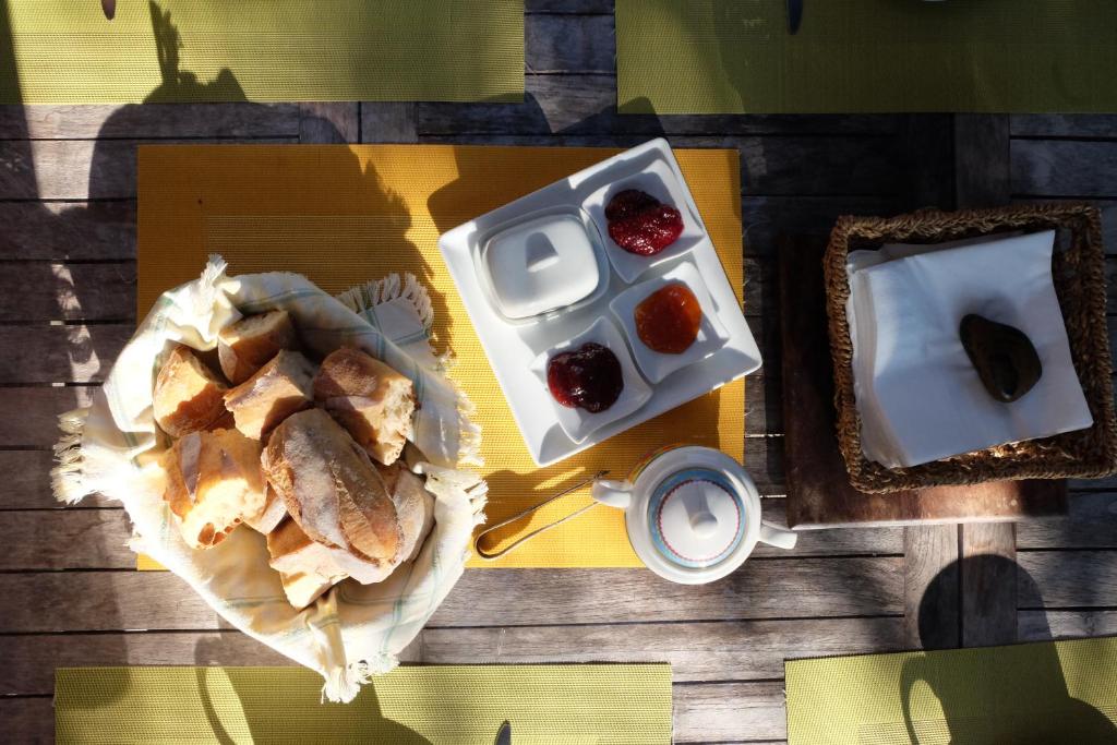 einen Tisch mit einem Teller Essen und einer Tasse Kaffee in der Unterkunft casa di Rosa in Patrimonio