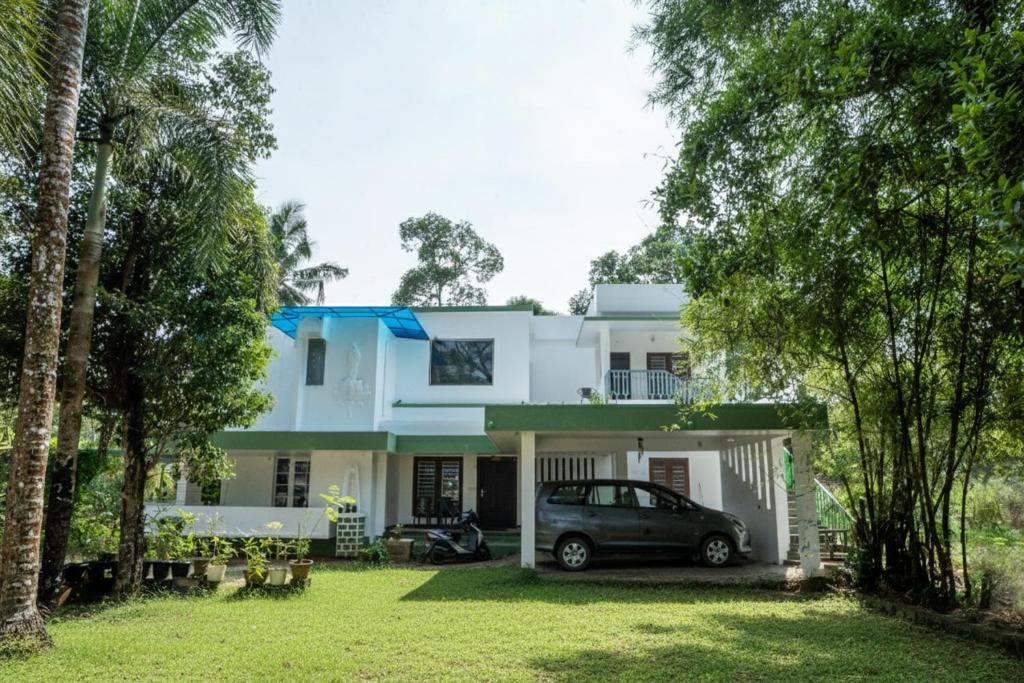 VayalārMarari Oommen's Villa的停在房子前面的汽车
