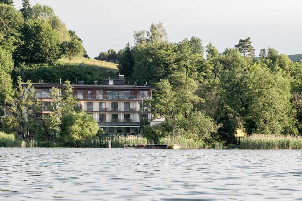 a large building on the shore of a lake at Seehotel Restaurant Lackner in Mondsee