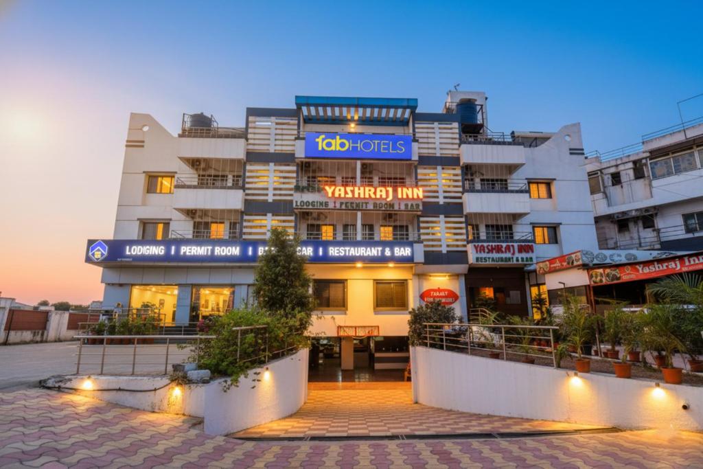 VagholiにあるVia Yashraj Inn - BJS Collegeの「ジョイント」と書かれた看板のある建物