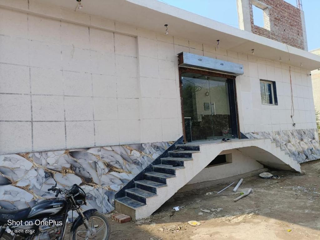 Φωτογραφία από το άλμπουμ του Om Baikunth Dham σε Jāmb