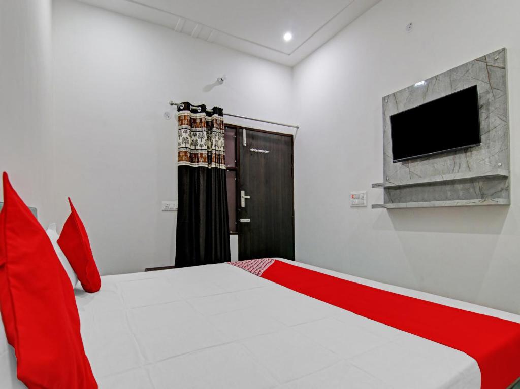 Μια τηλεόραση ή/και κέντρο ψυχαγωγίας στο Hotel O Moon Light Guest House