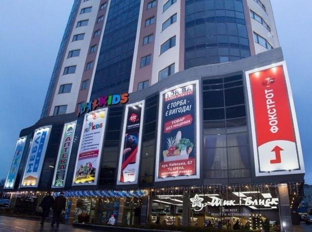 Φωτογραφία από το άλμπουμ του Двохкімнатна новобудова в районі автовокзалу,дві великі кімнати,парковка,поруч обласна лікарня σε Ρίβνε