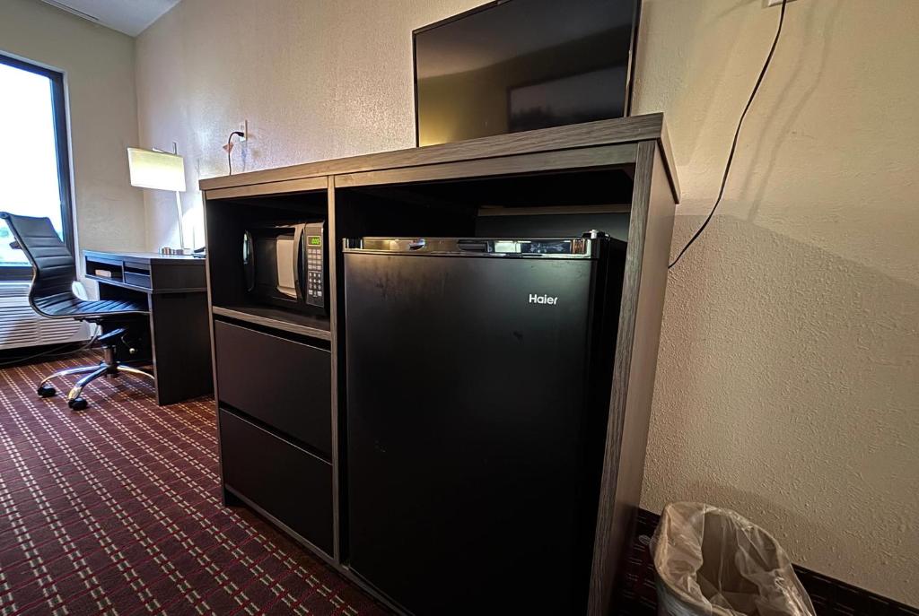 Super 8 by Wyndham Metropolis - Suite Estudio Con Cama Extragrande - No Fumadores