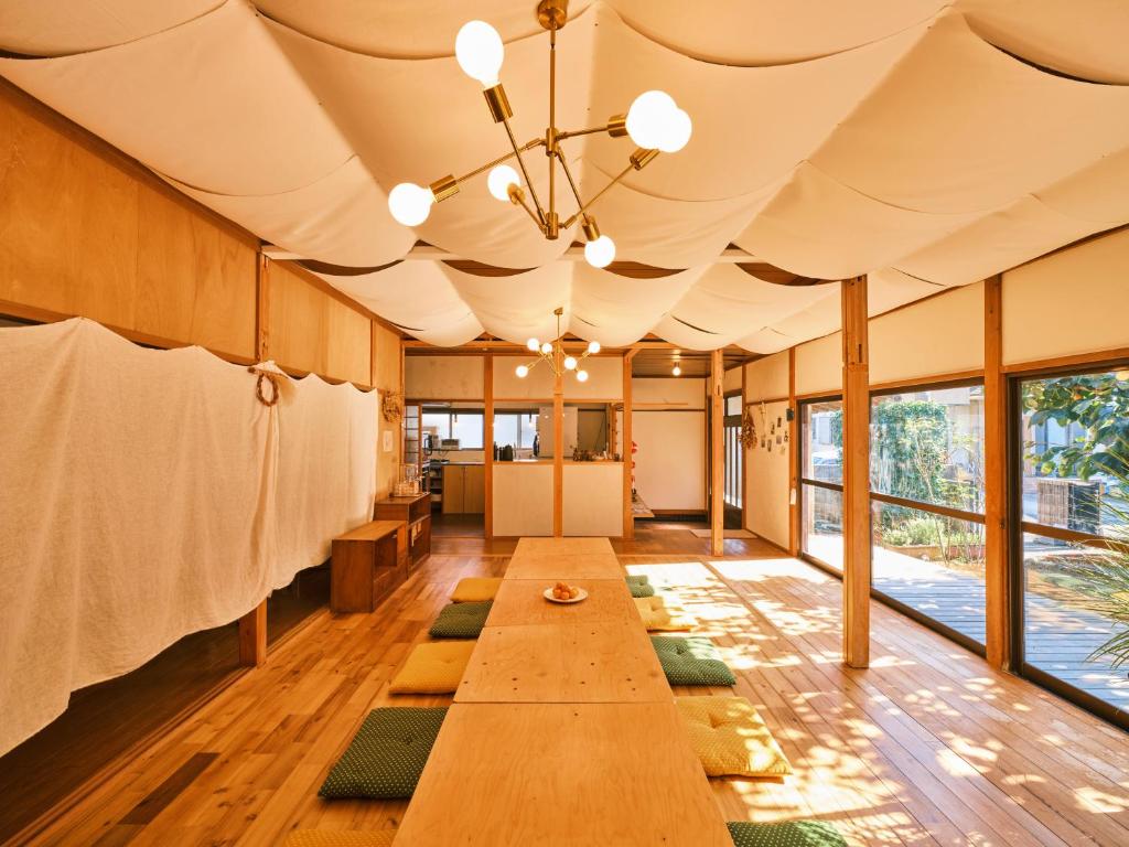 a room with a table with yoga mats on the floor at 湊庵 赤橙 -so-an sekitou- in Inatori