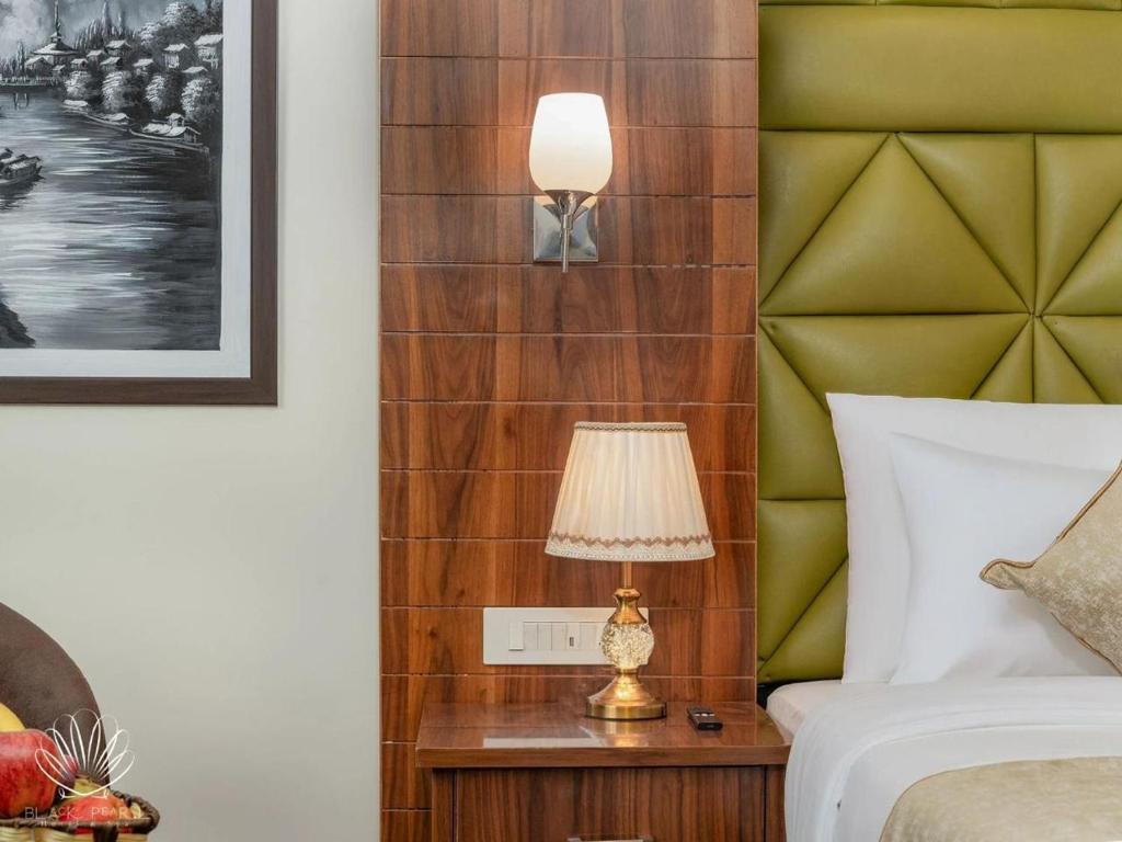 Giường trong phòng chung tại Hotel Black Pearl and Spa, Pahalgam