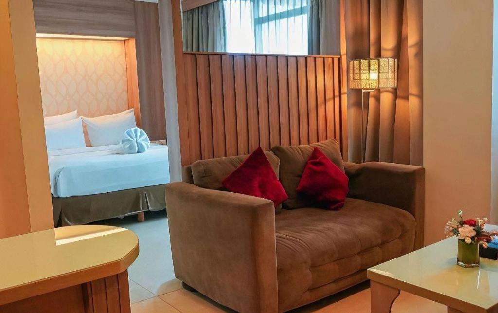 Una cama o camas en una habitación de d'primahotel Mega Kuningan