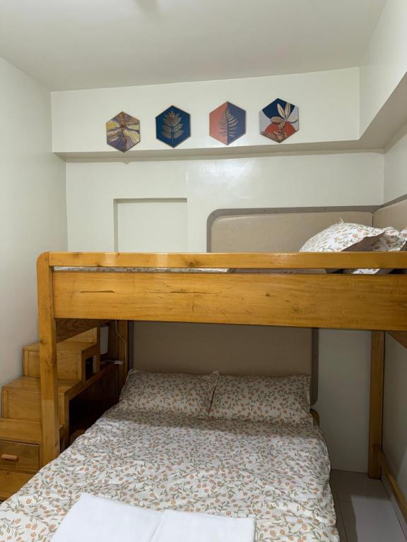 Etagenbett in einem kleinen Zimmer mit einem Etagenbett in der Unterkunft Rent & Roam in Baguio City