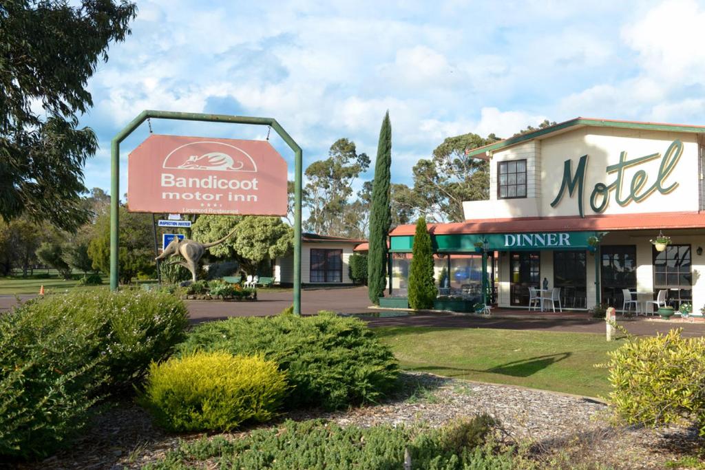 a motel sign in front of a building at Bandicoot Motor Inn Hamilton in Hamilton