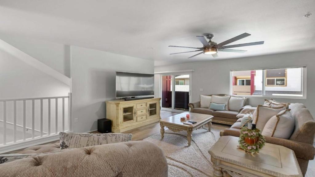 Телевизор и/или развлекательный центр в Newly Luxury Condo Oasis