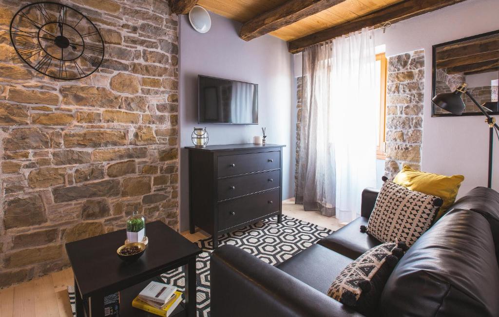 Μια τηλεόραση ή/και κέντρο ψυχαγωγίας στο Stunning Apartment In Oprtalj With Wifi