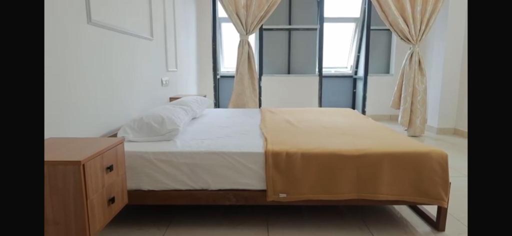 Un dormitorio con una cama y una cómoda y una ventana. en AZURE stay happy, en Pudunagaram