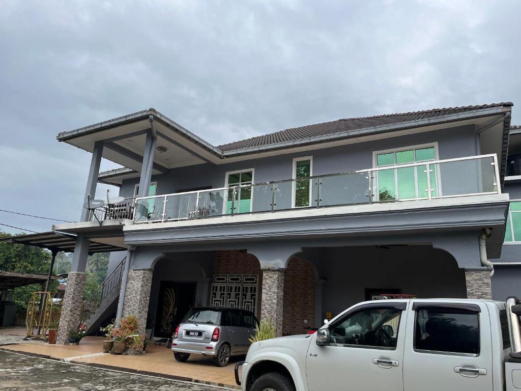 Kuala KeraiHOMESTAY Tok Mek的一辆白色卡车停在一栋房子前面