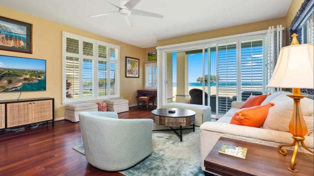 een woonkamer met een bank en een tafel bij Ocean View in Koolina Oasis in Honokai Hale