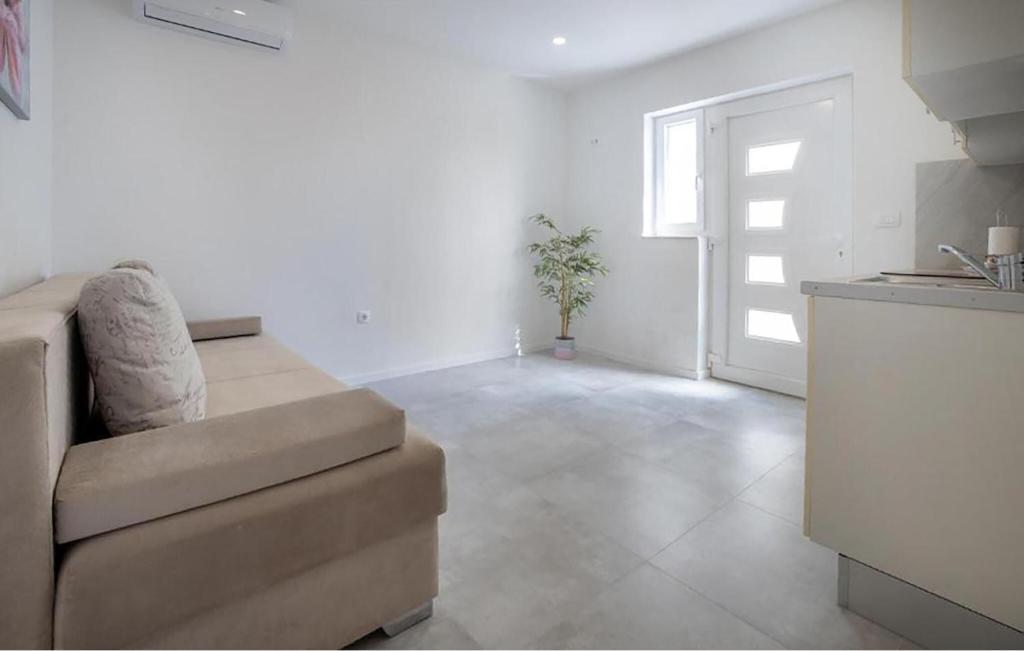 Khu vực ghế ngồi tại Lovely Apartment In Tucepi With House Sea View