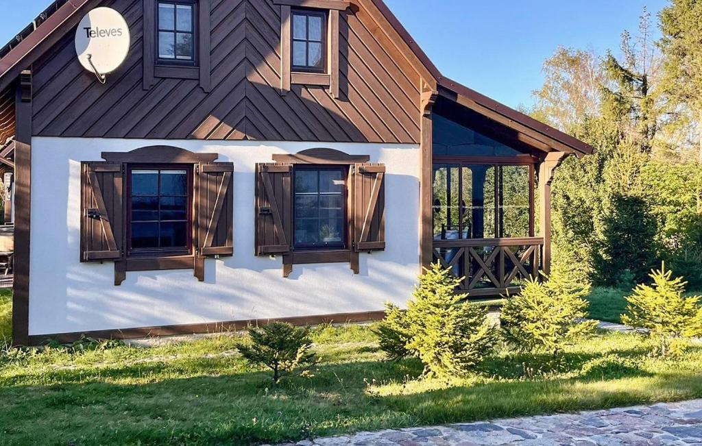 una casa con finestre sul lato di Stunning Home In Prokowo With Sauna a Prokowo