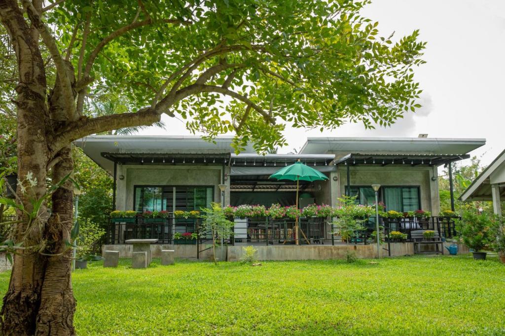 Κήπος έξω από το Baan suan khun Pen Chiangmai