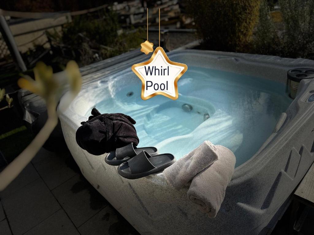 Φωτογραφία από το άλμπουμ του PENTHOUSE - 3 Schlafzimmer- sonnige Dachterrasse -Whirlpool & Alpenblick - Perfekt für Romantik oder Familienurlaub mit Kind, Hund willkommen - by FerienWohnenAmSee - σε Überlingen