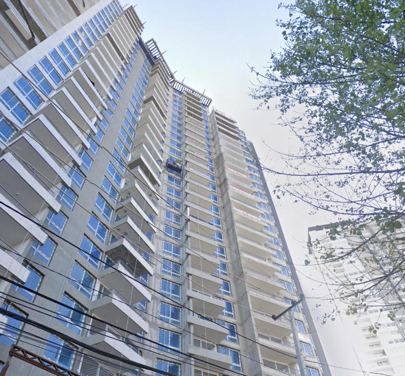 ein großes Apartmenthaus mit blauen Fenstern in der Unterkunft Departamento en Viña del Mar, Vista uno norte in Viña del Mar