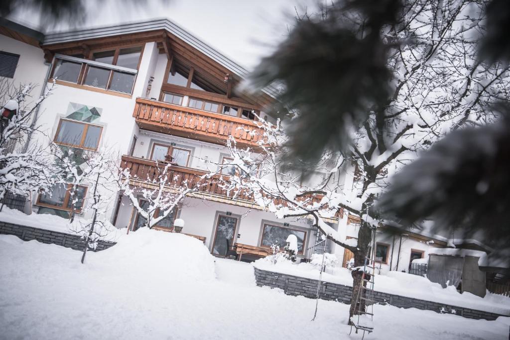 加伊斯Ferienwohnung Eder的前面的地面上积雪的建筑