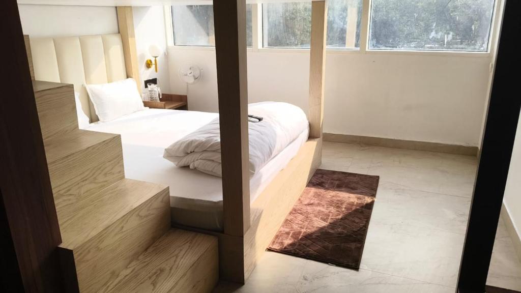 a bedroom with a bed and a mirror at Konnect Inn-New Delhi Railway Station in New Delhi