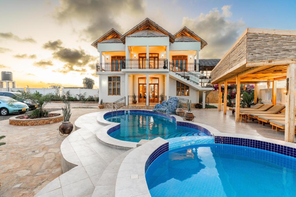 达累斯萨拉姆Villa Fika的院子里有游泳池的房子