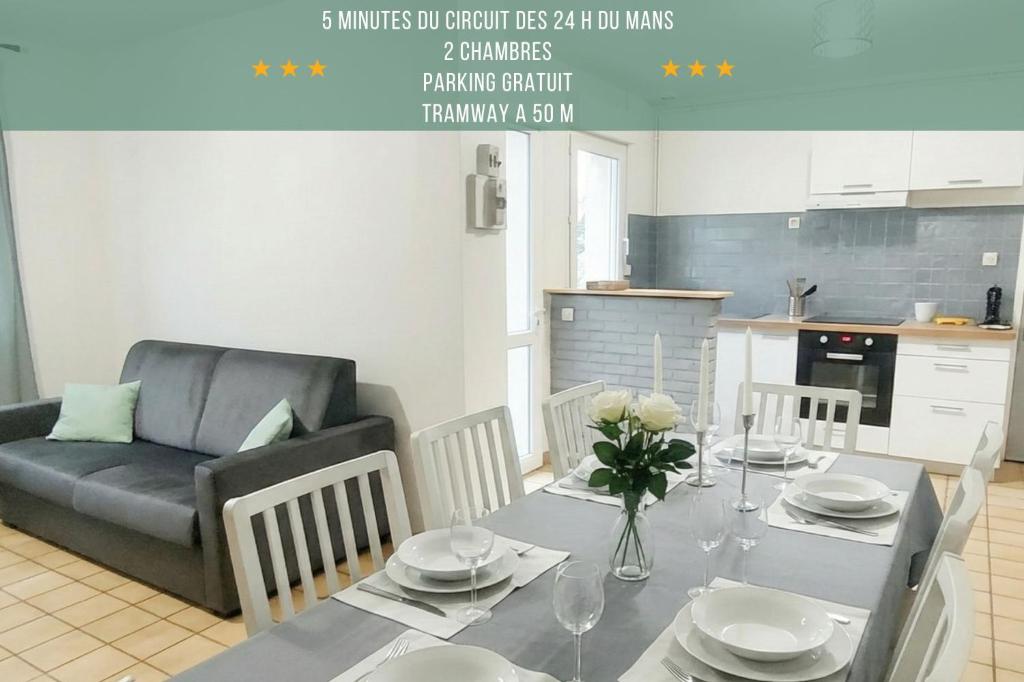 ルマンにあるLe Georges Durand - Parking - 5 min du Circuit 24H - Wifi - 2 chambresのテーブルとソファのあるリビングルーム