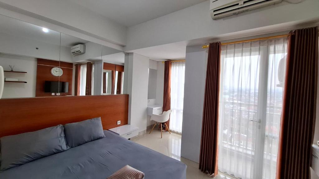 Postel nebo postele na pokoji v ubytování Apartemen Taman Melati Yogyakarta by ArFe Room