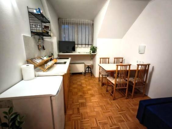 O bucătărie sau chicinetă la Cozy Nook, Zreče