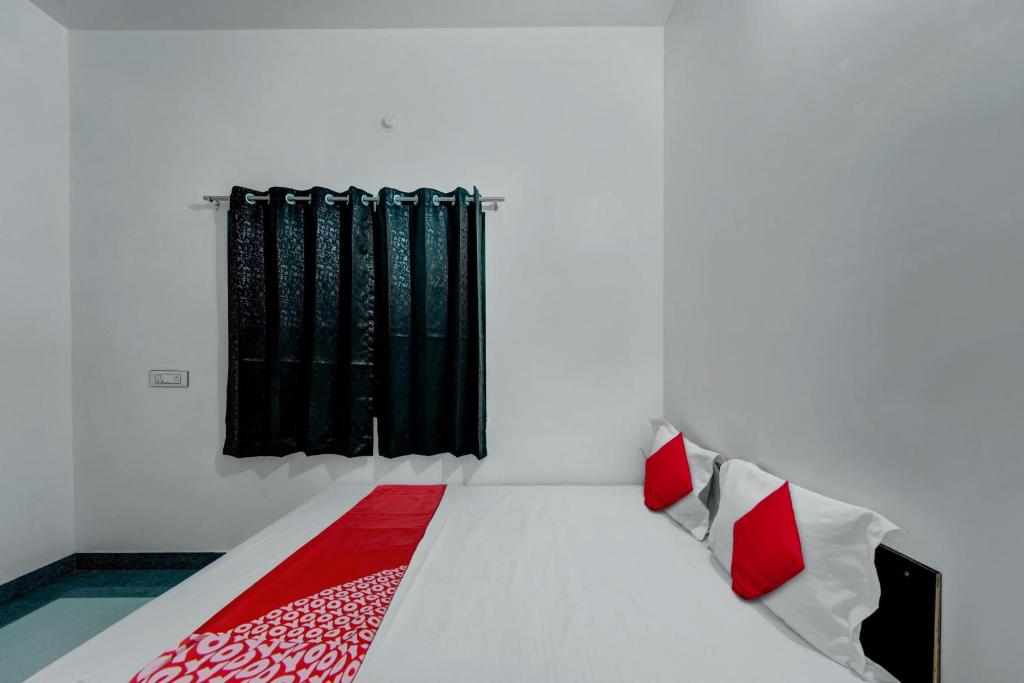 Postel nebo postele na pokoji v ubytování Hotel O AS Hotels & Banquet