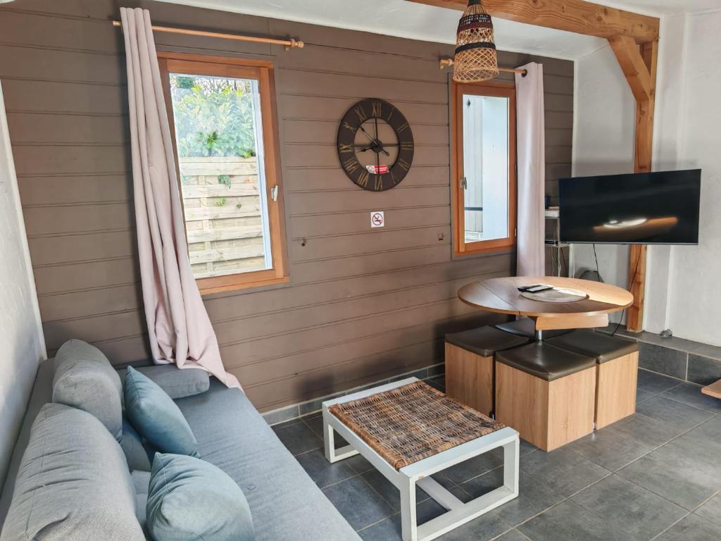 Et tv og/eller underholdning på charmante maisonnette & jardin non clos proche forêt