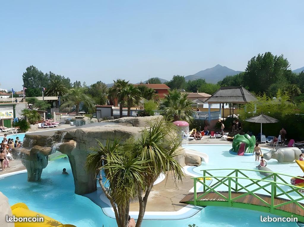 滨海阿热莱斯Mobil-Home的水上乐园的游泳池,里面的人