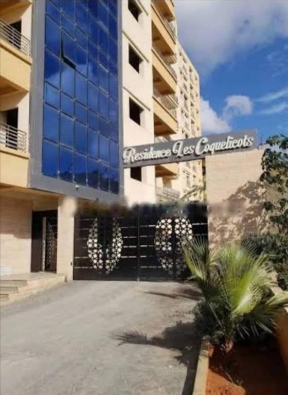 a building with a sign that reads residence las cruces at F3 Draria équipé Alger in Draria