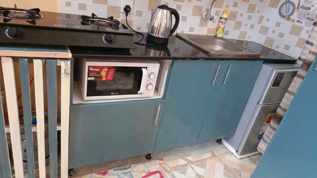 Una cocina o cocineta en MALKIA SUITEs