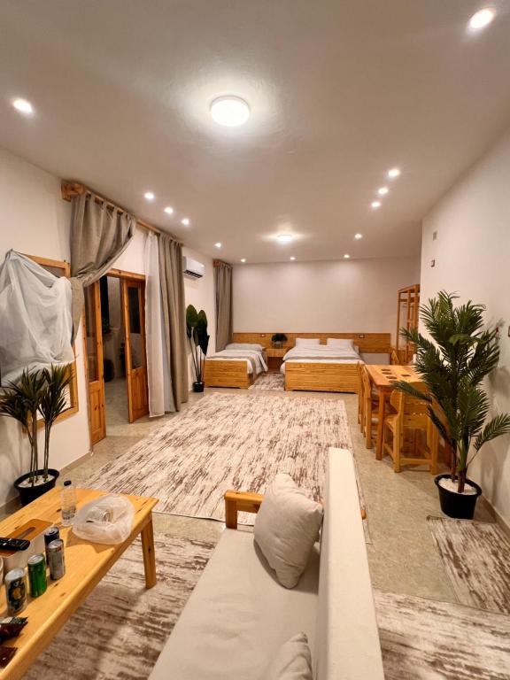 Deluxe SIWA في ‘Izbat Ţanāţī: غرفة معيشة بها سريرين وأريكة