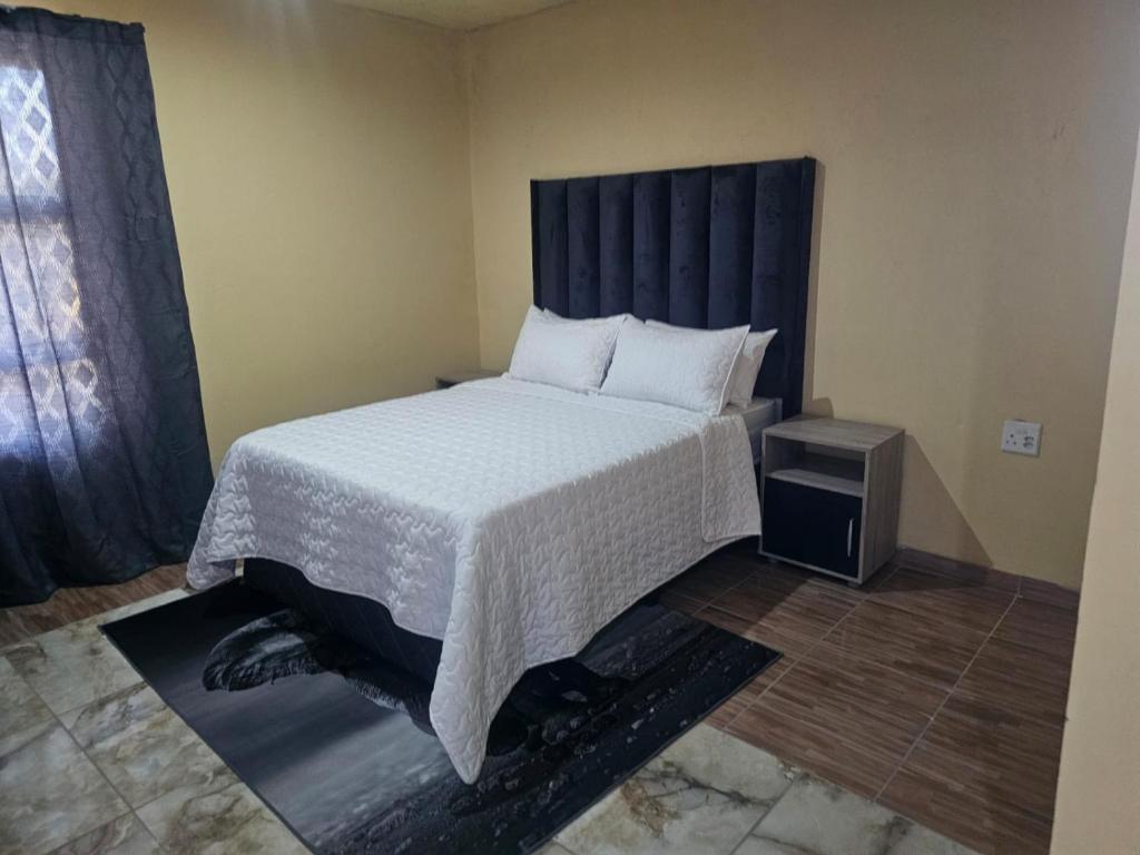 Una cama o camas en una habitación de Sunrise Guest house