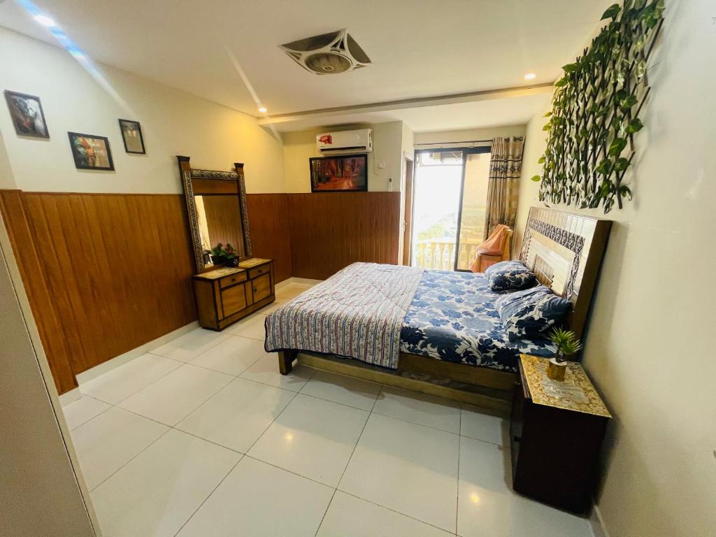 Una cama o camas en una habitación de Gulberg Luxurious 1 Bed Apartment