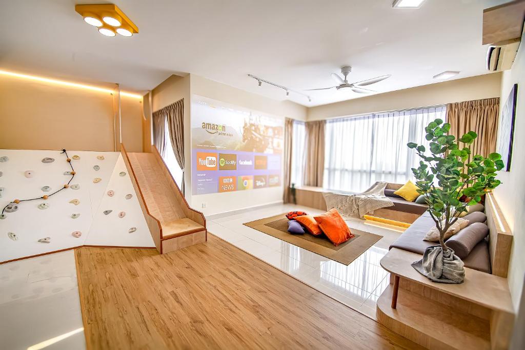 Χώρος καθιστικού στο Holiday! Large Kid-Friendly KeedzFlix, MystTunnel 5Mins to Legoland JB, Johor Malaysia